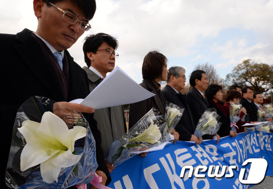 (서울=뉴스1) 정회성 기자 = 민주당 박완주(왼쪽부터), 김성준, 유은혜, 김용익, 우상호, 남윤인순, 은수미, 이학영, 김기식, 박홍근 의원이 17일 오후 서울 종로구 효자동 …