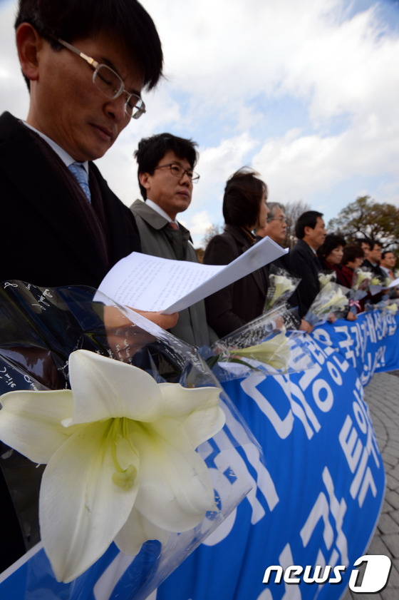 (서울=뉴스1) 정회성 기자 = 민주당 박완주(왼쪽부터), 김성준, 유은혜, 김용익, 우상호, 남윤인순, 은수미, 이학영, 김기식, 박홍근 의원이 17일 오후 서울 종로구 효자동 …