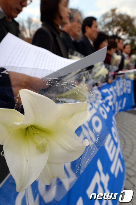 (서울=뉴스1) 정회성 기자 = 민주당 유은혜, 김용익, 우상호, 남윤인순, 은수미, 이학영, 김기식, 박홍근 의원 등이 17일 오후 서울 종로구 효자동 청와대 분수대 앞에서 '특 …