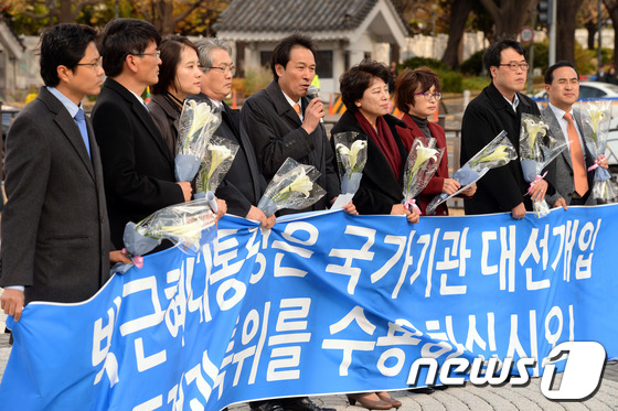 (서울=뉴스1) 정회성 기자 = 민주당 김광진(왼쪽부터), 박완주, 유은혜, 김용익, 우상호, 남윤인순, 은수미, 김기식, 박홍근 의원이 17일 오후 서울 종로구 효자동 청와대 분 …