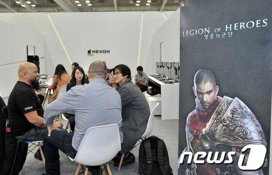 본문 이미지 - 넥슨의 B2B관을 방문한 해외 바이어들이 1대1 비즈니스 상담을 벌이고 있다. © News1  