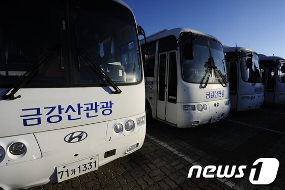 본문 이미지 - 금강산관광 전용버스. /뉴스1