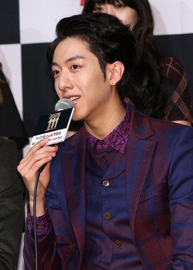 본문 이미지 - 그룹 씨앤블루의 이정신이 18일 오전 서울 강남구 신사동 CGV청담씨네시티에서 열린 케이블채널 tvN 드라마 '청담동 111' 제작발표회에 참석해 취재진의 질문에 답하고 있다. 2013.11.18 스타뉴스/뉴스1 © News1   (서울=뉴스1)