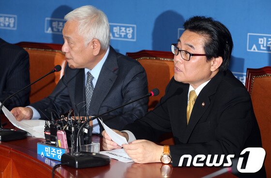 본문 이미지 - 전병헌 민주당 원내대표가 18일 오후 서울 여의도 국회에서 열린 시정연설 관련 긴급 최고위원회의에서 모두발언을 하고 있다. 2013.11.18/뉴스1 © News1   허경 기자