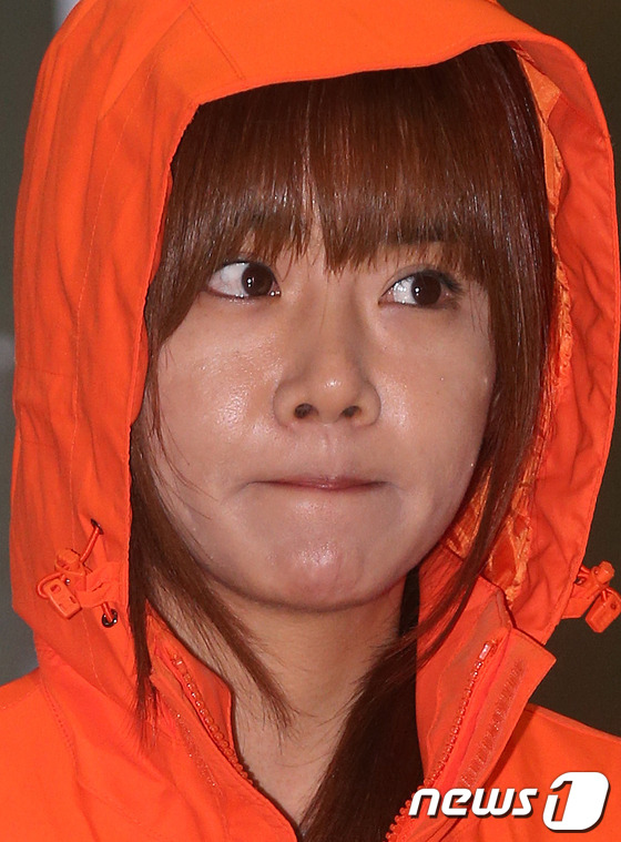 (서울=뉴스1)  = 약초 밀반출 혐의로 브라질에 억류됐던 배우 이연두가 18일 오후 인천국제공항 입국장을 통해 귀국하고 있다. 2013.11.18 스타뉴스/뉴스1