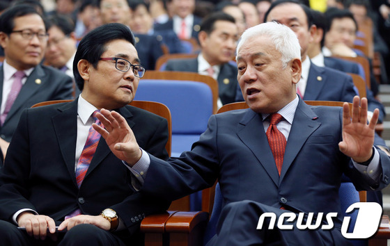 (서울=뉴스1) 오대일 기자 = 민주당 김한길 대표와 전병헌 원내대표가 19일 오전 서울 여의도 국회에서 열린 의원총회에서 대화를 나누고 있다.김 대표는 이 자리에서 "박근혜 정부 …