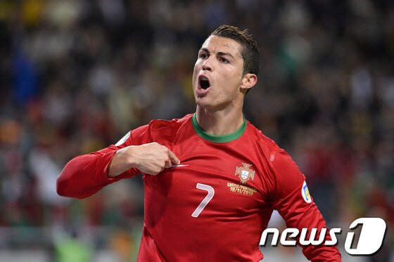 본문 이미지 - 크리스티안 호날두(포르투갈)가 스웨덴과의 2014 브라질월드컵 유럽예선 플레이오프 2차전에서 1-2로 뒤지던 후반 31분 동점골을 터뜨린 뒤 환호하고 있다. © AFP=News1   