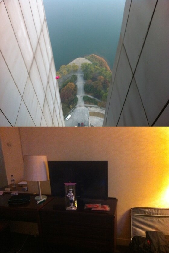 본문 이미지 - 비외른 보리 관계자가 평양 양각도 호텔 41층 방에서 창문을 통해 속옷을 뿌린 모습(위쪽)과 떠나는 날 호텔 방에 두고 온 속옷 (비외른 보리 홈페이지 제공). © News1  