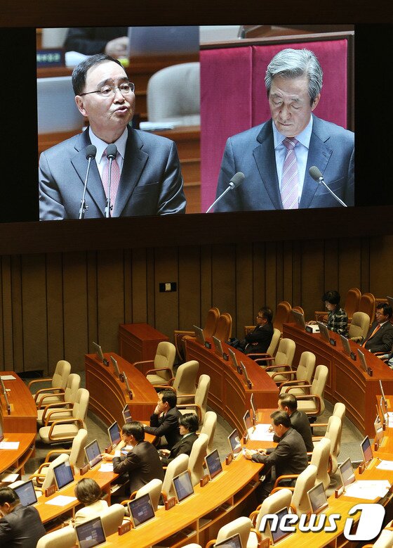 본문 이미지 - 정홍원 국무총리가 20일 서울 여의도 국회 본회의장에서 열린 외교·통일·안보분야 대정부질문에서 새누리당 정몽준 의원의 질의에 답하고 있다. 2013.11.20/뉴스1 © News1   오대일 기자