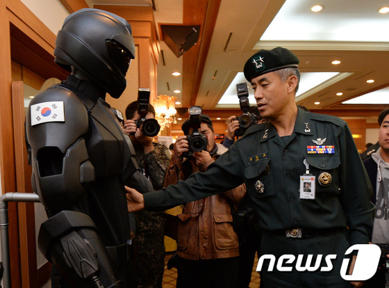 (서울=뉴스1) 박지혜 기자 = 20일 오후 서울 용산구 국방회관에서 열린 합동무기체계 소개회에서 하창호 합동참모본부 전력기획부장이 전시된 첨단 신무기를 둘러보고 있다.올해들어 다 …