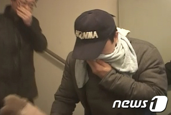 (서울=뉴스1)  = 21일 오전 5시36분께 서울 송파구 잠실동의 한 고층 아파트 12층에서 원인을 알 수 없는 불이 나 주민들이 비상계단으로 대피하고 있다. (송파소방서 제공) …