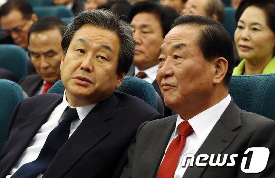 본문 이미지 - 새누리당 서청원, 김무성 의원이 21일 오후 서울 여의도 국회도서관 대강당에서 열린 윤상현 새누리당 의원의 출판기념회에서 대화를 하고 있다. 2013.11.21/뉴스1 © News1 송원영 기자