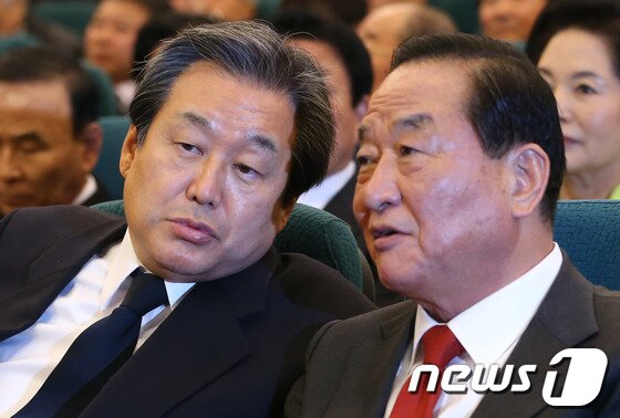 본문 이미지 - 새누리당 김무성(왼쪽), 서청원 의원. 2013.11.21/뉴스1 © News1   송원영 기자