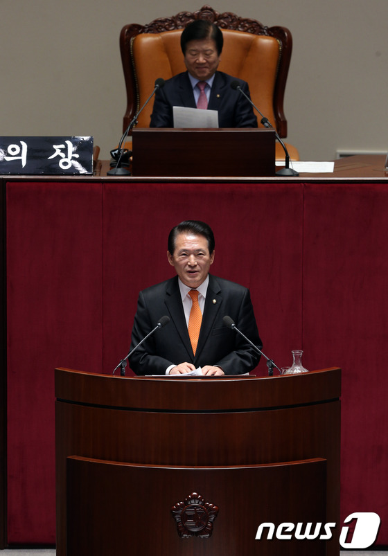 (서울=뉴스1) 허경 기자 = 김한표 새누리당 의원이 21일 오후 서울 여의도 국회 본회의장에서 열린 경제 분야 대정부질문에서 모두발언을 하고 있다. 2013.11.21/뉴스1