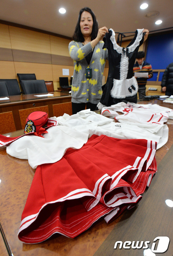 (서울=뉴스1) 박세연 기자 = 서울지방경찰청이 22일 서울 종로구 서울경찰청에서 대형 유흥주점, 모텔 연계 성매매 기업형 풀살롱 단속 브리핑을 갖고 증거물을 공개하고 있다.서울경 …