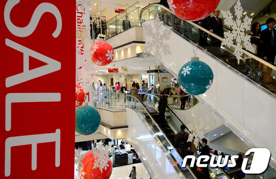 (서울=뉴스1) 박정호 기자 = 각 백화점들이 올해 마지막 겨울 정기세일에 들어간 22일 오후 서울 소공동 롯데백화점 본점에서 수 많은 시민들이 쇼핑을 즐기고 있다. 2013.11 …