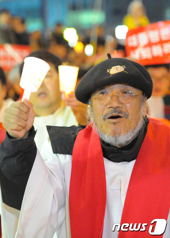 (군산=뉴스1) 김대웅 기자 = 국가기관의 불법 대선 부정선거 규탄과 박근혜 대통령 사퇴를 촉구하는 시국미사가 열린 22일 오후 전북 군산시 수송동 롯데마트 앞에서 문규현 신부가 …