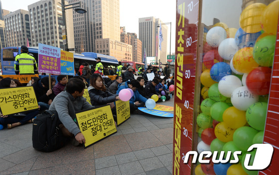 (서울=뉴스1) 양동욱 기자 = 23일 오후 서울 광화문 동화면세점 앞에서 열린 '박근혜정부 공약파기 시민발언대 부글부글'에 모인 참석자들이 정부의 공약 이행을 촉구하고 있다. 2 …