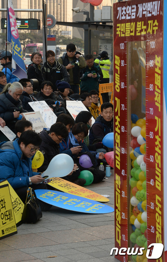 (서울=뉴스1) 양동욱 기자 = 23일 오후 서울 광화문 동화면세점 앞에서 열린 '박근혜정부 공약파기 시민발언대 부글부글'에 모인 참석자들이 정부의 공약 이행을 촉구하고 있다. 2 …