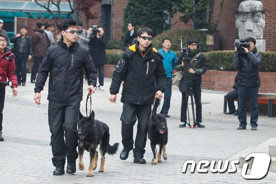 본문 이미지 - 24일 오전 서울 중구 명동성당에 폭발물을 설치했다는 협박 전화가 접수돼 경찰이 폭발물탐지견을 데리고 성당을 수색하고 있다.경찰에 따르면 이날 오전 40대 중후반으로 추정되는 남성이 경찰 민원접수 번호인 '서울182센터'에 전화를 걸어 