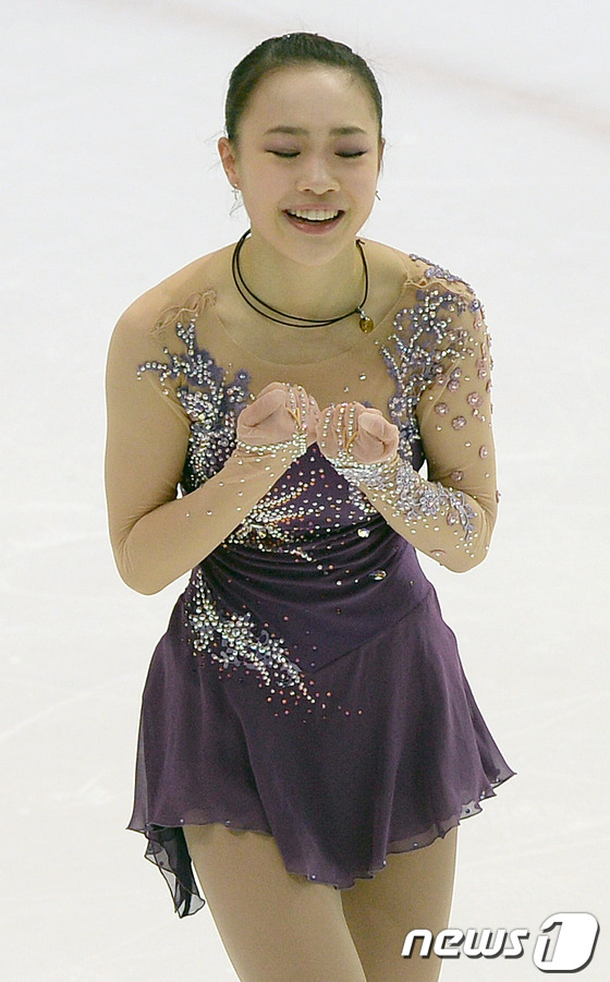 (서울=뉴스1) 손형주 기자 = 24일 오후 서울 양천구 목동아이스링크장에서 열린 2013 회장배 전국남녀 피겨 랭킹대회에서 쇼트프로그램·프리스케이팅 합계 169.48점을 받아 우 …