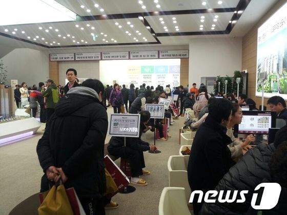 본문 이미지 - 상담부스에서 청약을 문의하는 고객들. 청약저축 통장으로 1순위 청약이 가능한지 여부를 묻는 고객들도 상당수 눈에 띄었다/사진=임해중 기자© News1 