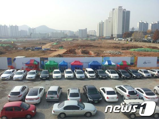 본문 이미지 - 독산동 옛 육군 도하부대 부지 모습. 약 70만㎡ 터에 아파트 3203가구와 오피스텔 1165실을 비롯한 호텔, 상업시설, 경찰서, 대형공원 등이 들어서는 서울판 롯폰기힐스로 조성된다/사진=임해중 기자© News1 