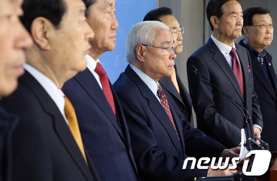 (서울=뉴스1) 오대일 기자 = 대한민국헌정회 목요상 회장과 임원들이 25일 오전 국회 정론관에서 기자회견을 열고 천주교 정의구현사제단 전주교구 시국미사 내용을 규탄하고 있다. 2 …