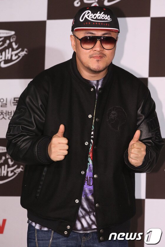 본문 이미지 - 가수 데프콘이 25일 오전 서울 여의도 IFC 엠펍에서 열린 tvN 뮤직리얼로드 '팔도 방랑밴드' 제작발표회에서 포토타임을 갖고 있다. 2013.11.25 뉴스1 © News1   (서울=뉴스1)