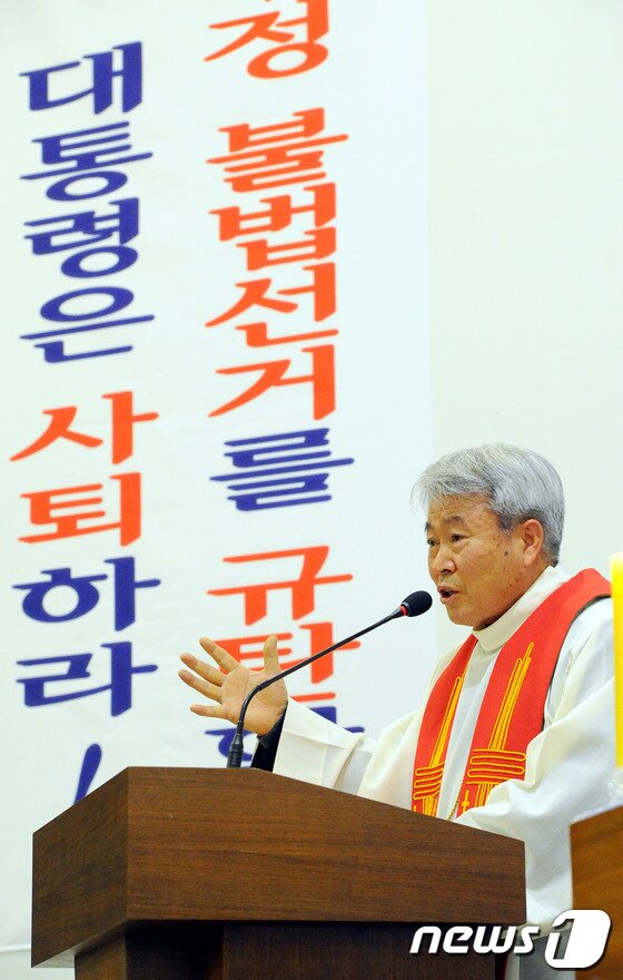 본문 이미지 - 박창신 원로신부가 22일 전북 군산시 수송동성당에서 정권의 종북 몰이를 규탄하는 강론을 펼치고 있다. 2031.11.26/뉴스1 © News1   김대웅 기자