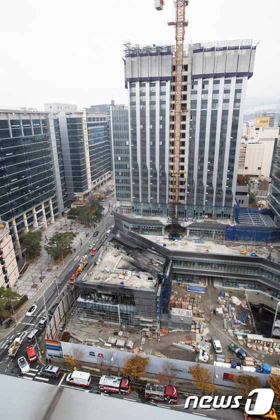 (서울=뉴스1) 유승관 기자 = 26일 오후 서울 구로구 구로3동 소재 지밸리비즈플라자 상가동 신축공사장에서 화재가 발생해 소방대원들이 잔불 진화 작업을 하고 있다.경찰과 소방당국 …