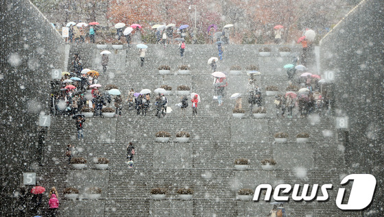 (서울=뉴스1) 양동욱 기자 = 눈이 내린 27일 서울 서대문구 이화여자대학교 교정에서 우산을 쓴 학생들이 캠퍼스를 거닐고 있다.기상청은 낮 동안에 전국 곳곳에 눈이 내리겠고, 기 …