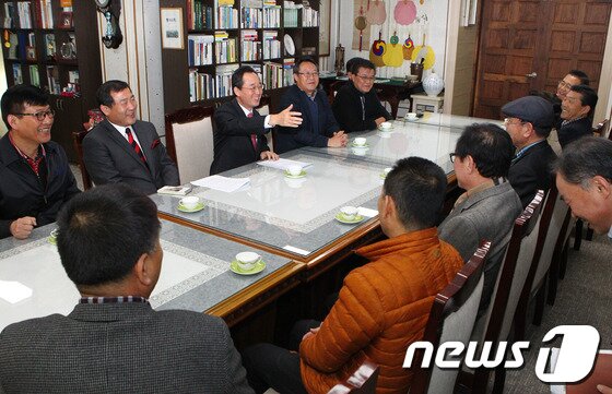 본문 이미지 - 송하진 전주시장이 26일 오후 시장실에서 윤중조 전주시의회 부의장, 시내버스 노사 관계자들과 간담회를 갖고 있다.(사진제공=전북 전주시)2013.11.27/뉴스1© News1   이승석 기자