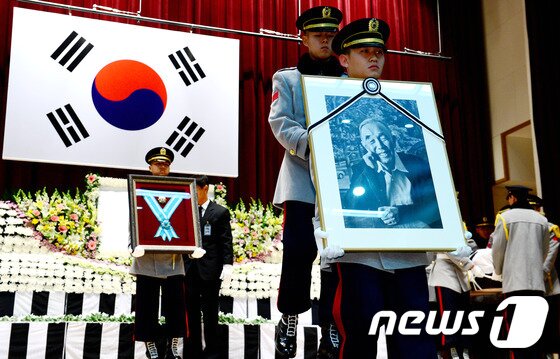 본문 이미지 - 28일 오전 서울 동작동 국립서울현충원 현충관에서 엄수된 초대 주월 한국군사령관을 지낸 고 채명신 장군 영결식에서 운구병들이 고인의 영현을 운구하고 있다. 2013.11.28/뉴스1 © News1   박정호 기자