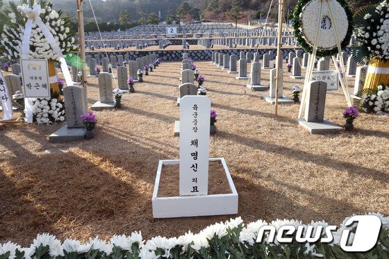 본문 이미지 - 28일 오후 동작구 서울현충원 사병묘역에서 안장식을 마친 전 주월한국군사령관 고(故) 채명신 예비역 중장의 묘지에 비목이 세워져 있다.베트남 전쟁 당시 초대 주월남 한국군 사령관을 지낸 채 장군은 유언에 따라 장성 출신으로는 처음으로 현충원 사병묘역에 안장됐다. 2013.11.28/뉴스1 © News1   한재호 기자