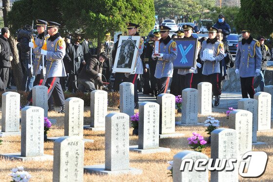 본문 이미지 - 베트남전 당시 초대 주월사령관을 지낸 고 채명신 장군의 유골 운구 행렬이 28일 오후 안장식이 열리는 서울 동작구 국립현충원 사병묘역에 도착하고 있다. 2013.11.28/뉴스1   © News1   한재호 기자