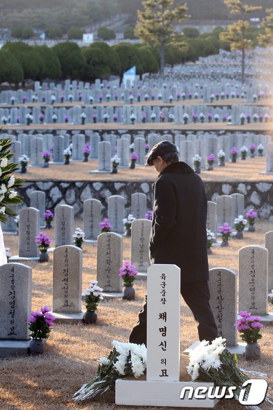 본문 이미지 - 28일 오후 동작구 서울현충원 월남전 참전용사 묘역에서 안장식을 마친 전 주월한국군사령관 고(故) 채명신 예비역 중장의 임시 비목이 세워져 있다.베트남 전쟁 당시 초대 주월남 한국군 사령관을 지낸 채 장군은 유언에 따라 장성 출신으로는 처음으로 현충원 사병묘역에 안장됐다. 2013.11.28/뉴스1 © News1   한재호 기자