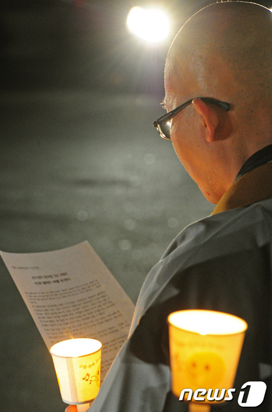 (익산=뉴스1) 김대웅 기자 = 29일 오후 전북 익산시 신용동 원불교 중앙총부 앞에서 열린 시국선언 기자회견에서 원불교 사회개벽단 교무들이 국가기관의 대선개입 진상 규명과 박근혜 …