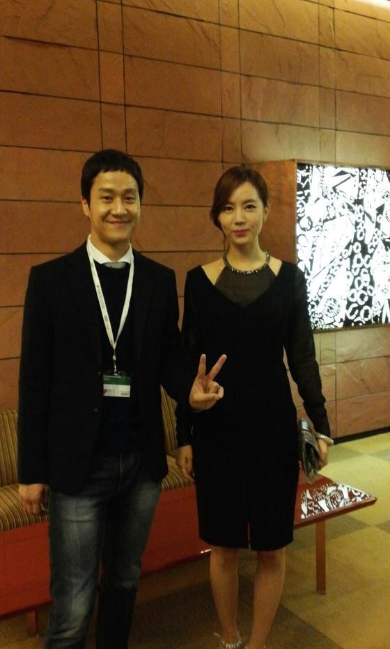 본문 이미지 - 열애설이 제기된 배우 정우(왼쪽)와 김유미(정우 트위터). © News1 