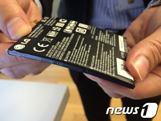 본문 이미지 - &#39;G플렉스&#39; 스마트폰에 들어가는 휘어지는 배터리. © News1 