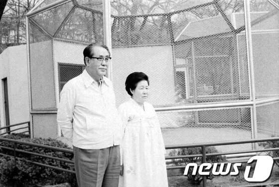 본문 이미지 - 청와대를 산책하는 최규하 전 대통령과 영부인 홍기 여사.(안전행정부 제공) ⓒ 뉴스1