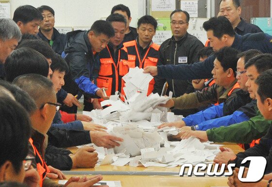 본문 이미지 - 6일 새벽 현대자동차 울산공장 선거관리위원회 사무실에서 노조위원장 선거 개표 작업이 진행되고 있다.  2013.11.6/뉴스1 © News1   노화정  기자