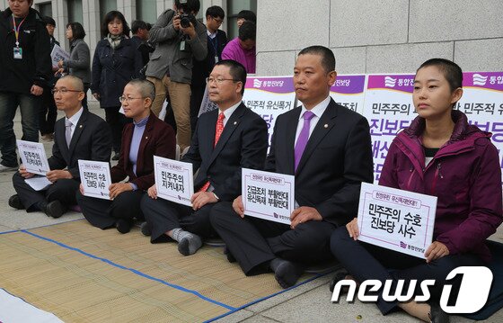 본문 이미지 - 정부의 정당해산 심판 청구안 제출에 항의하며 삭발을 통합진보당 의원들이 6일 서울 여의도 국회 본청 앞에서 무기한 단식농성에 돌입하고 있다. 오른쪽부터 통합진보당 김재연, 김선동, 오병윤, 김미희, 이상규 의원. 2013.11.6/뉴스1 © News1   송원영 기자