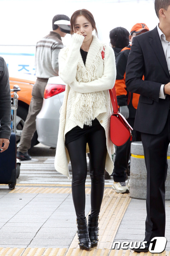 (인천공항=뉴스1) = 배우 김태희가 코스모 뷰티 어워즈 참석차 6일 오후 인천국제공항을 통해 중국 상하이로 출국하고 있다. 2013.11.6 스타뉴스/뉴스1