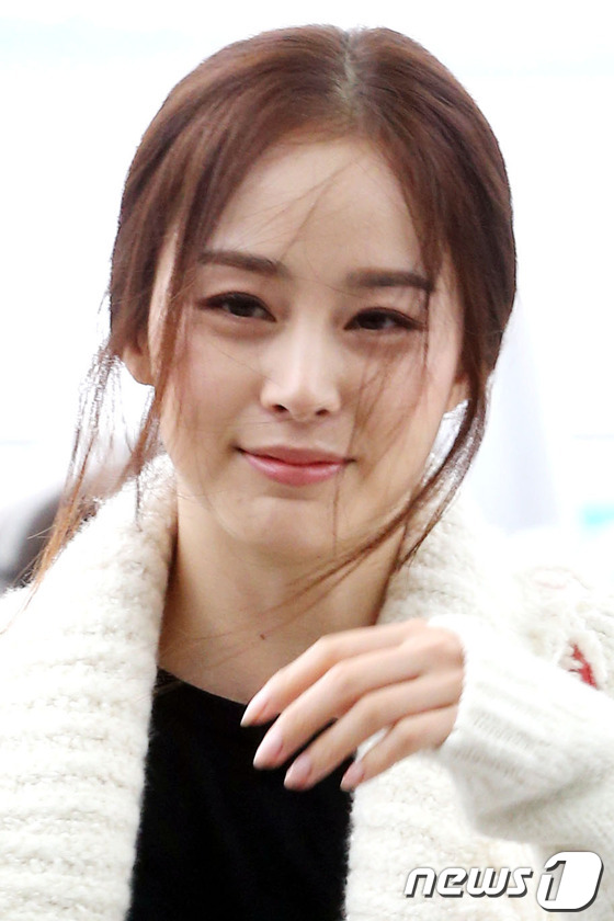 (인천공항=뉴스1) = 배우 김태희가 코스모 뷰티 어워즈 참석차 6일 오후 인천국제공항을 통해 중국 상하이로 출국하고 있다. 2013.11.6 스타뉴스/뉴스1