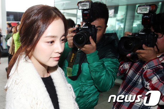 (인천공항=뉴스1) = 배우 김태희가 코스모 뷰티 어워즈 참석차 6일 오후 인천국제공항을 통해 중국 상하이로 출국하고 있다. 2013.11.6 스타뉴스/뉴스1