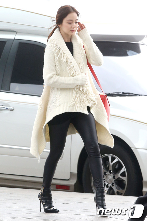 (인천공항=뉴스1) = 배우 김태희가 코스모 뷰티 어워즈 참석차 6일 오후 인천국제공항을 통해 중국 상하이로 출국하고 있다. 2013.11.6 스타뉴스/뉴스1