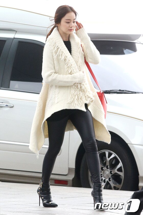 본문 이미지 - 배우 김태희가 코스모 뷰티 어워즈 참석차 6일 오후 인천국제공항을 통해 중국 상하이로 출국하고 있다. 2013.11.6 스타뉴스/뉴스1  © News1   (인천공항=뉴스1)