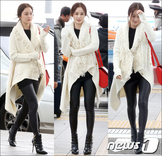 (인천공항=뉴스1) = 배우 김태희가 코스모 뷰티 어워즈 참석차 6일 오후 인천국제공항을 통해 중국 상하이로 출국하고 있다. 2013.11.6 스타뉴스/뉴스1