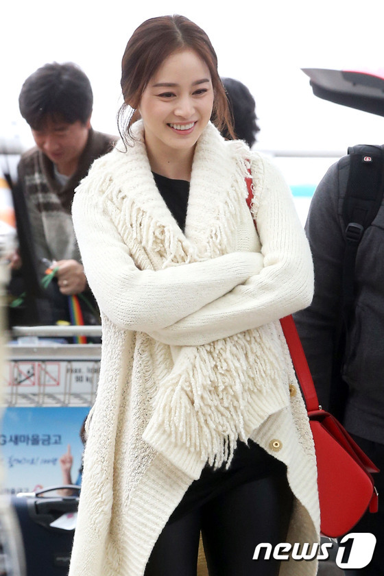 (인천공항=뉴스1) = 배우 김태희가 코스모 뷰티 어워즈 참석차 6일 오후 인천국제공항을 통해 중국 상하이로 출국하고 있다. 2013.11.6 스타뉴스/뉴스1